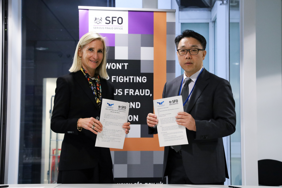 ▲김진욱 고위공직자범죄수사처장(사진 오른쪽)이 9월 22일 오후 영국 런던 중대비리수사청(SFO)에서 리사 오소프스키 SFO청장(사진 왼쪽)과 상호협력 증진을 위한 양해각서(MOU)를 체결한 뒤 양해각서를 들고 기념촬영을 하고 있다. (공수처 제공)