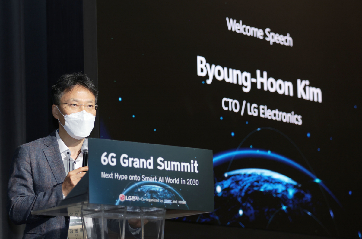 ▲23일 LG사이언스파크에서 열린 ‘6G 그랜드 서밋’에서 김병훈 LG전자 CTO 부사장이 환영사를 하고 있다. (사진제공=LG전자)