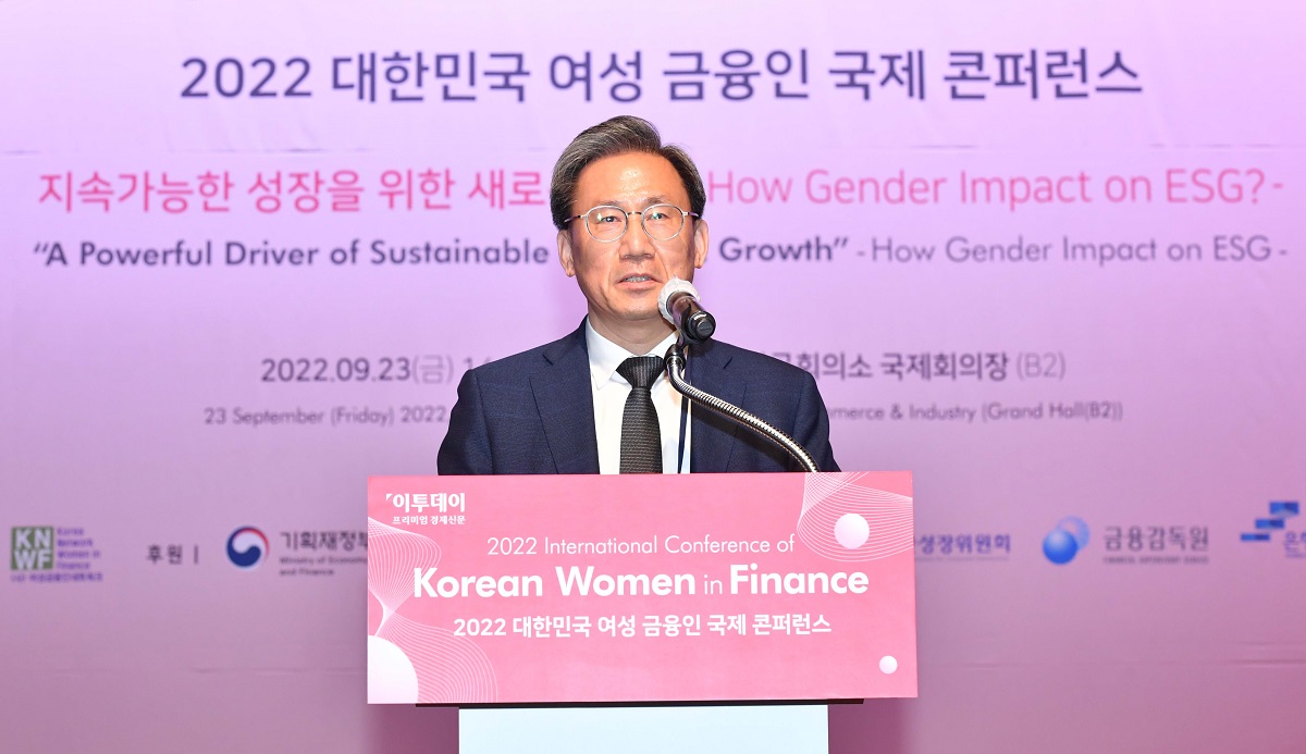 ▲김덕헌 이투데이 대표가 23일 대한상공회의소에서 열린 '2022 대한민국 여성 금융인 국제 콘퍼런스'에서 개회사를 하고 있다. (신태현 기자 holjjak@)