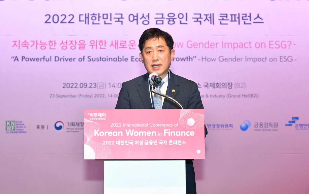 ▲김주현 금융위원장이 23일 서울 중구 대한상공회의소에서 열린 ‘2022 대한민국 여성 금융인 국제콘퍼런스’에서 축사를 하고 있다. 이투데이와 여성금융인네트워크가 ‘지속가능한 성장을 위한 새로운 물결 - How Gender Impact on ESG?’를 주제로 공동개최한 이번 행사에선 여성의 경제활동 활성화를 위한 내실 있는 국제적 논의의 장이 마련됐다. (신태현 기자 holjjak@)