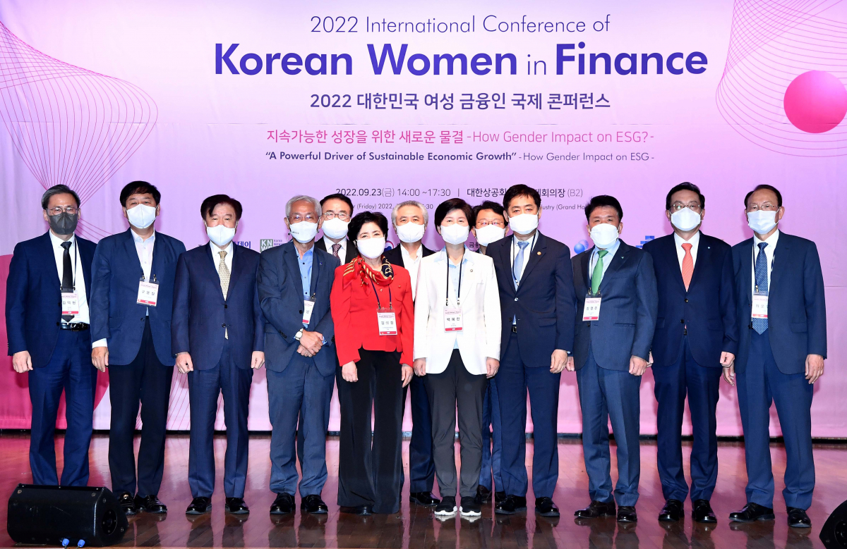 ▲23일 서울 중구 대한상공회의소에서 열린 ‘2022 대한민국 여성 금융인 국제콘퍼런스’에서 백혜련 국회 정무위원회 위원장, 김주현 금융위원장, 김상경 여성금융인네트워크 회장, 김덕헌 이투데이 대표이사 등 내빈들이 기념촬영을 하고 있다. 사진 왼쪽부터 김 대표, 구윤철 전 국무조정실장, 민상기 서울대 명예교수, 오종남 김앤장 고문, 조용병 신한금융지주 회장, 김 회장, 박종복 SC제일은행장, 백 위원장, 김광수 은행연합회장, 김 위원장, 함영주 하나금융지주 회장, 손태승 우리금융지주 회장, 최운열 전 의원. 이투데이와 여성금융인네트워크가 ‘지속가능한 성장을 위한 새로운 물결 - How Gender Impact on ESG?’를 주제로 공동개최한 이번 행사에선 여성의 경제활동 활성화를 위한 내실 있는 국제적 논의의 장이 마련됐다. 신태현 기자 holjjak@