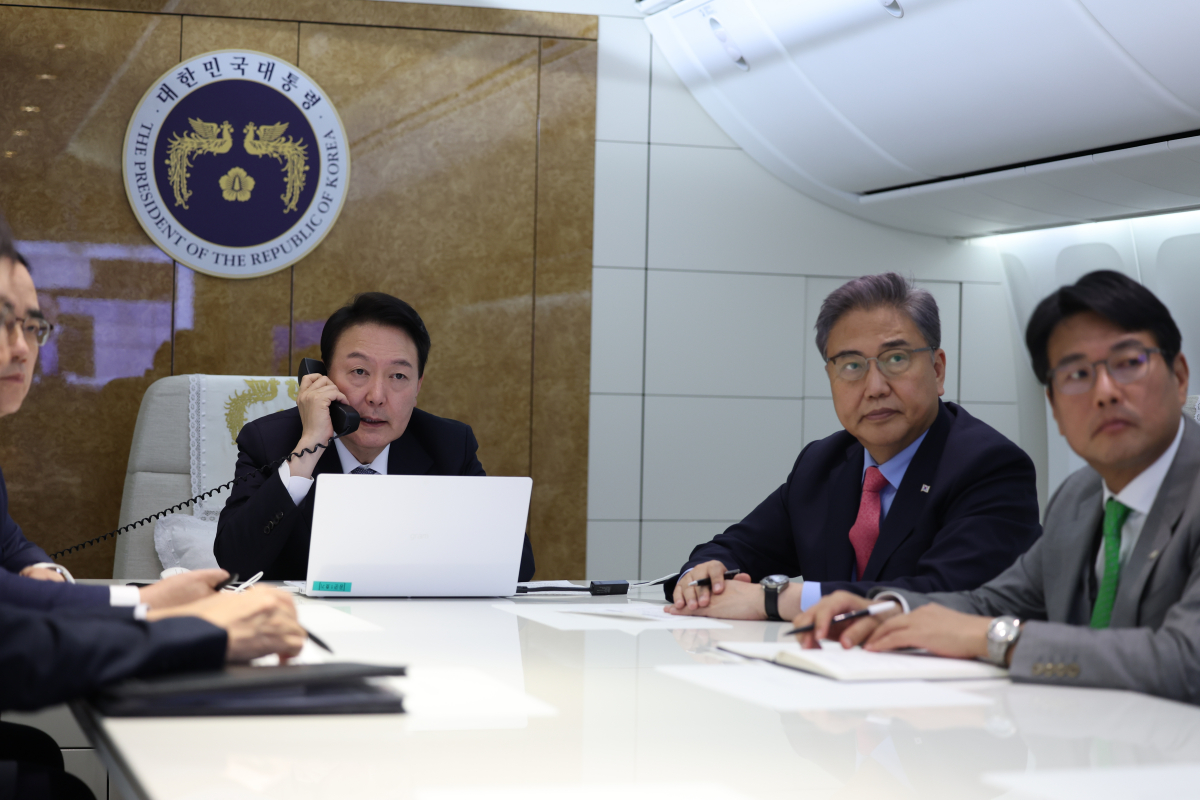 ▲윤석열 대통령이 23일(현지시간) 캐나다 오타와 국제공항 공군1호기에서 영국, 미국, 캐나다 순방을 마치고 귀국하기 앞서 참모들과 안보상황점검회의를 주재하고 있다. (연합뉴스)