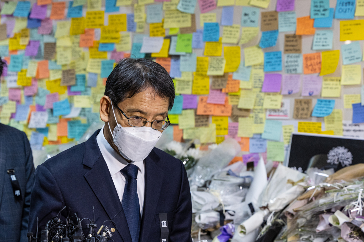 ▲김상범 서울교통공사 사장이 24일 오전 스토킹 살인사건 현장인 서울 중구 신당역 여성 화장실을 찾아 화장실 입구에 마련된 추모 공간에서 조문 뒤 사과문을 발표하고 있다. (연합뉴스)