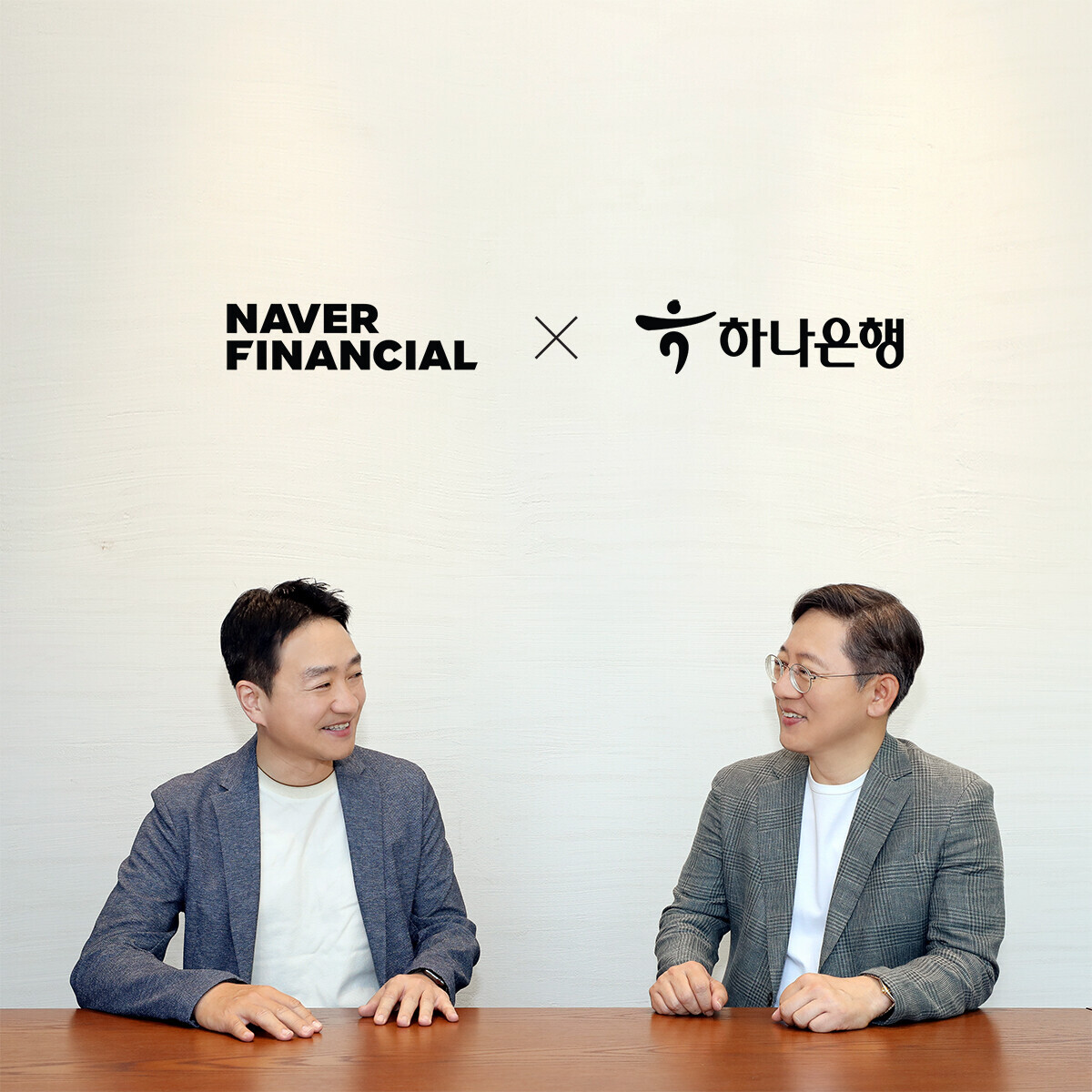 ▲박성호 하나은행장(오른쪽)과 박상진 네이버파이낸셜 대표이사가 23일 하나은행 을지로 본점에서 '혁신적 금융서비스 제공'을 위한 업무협약을 체결한 뒤 대화를 나누고 있다. (사진제공=하나은행)