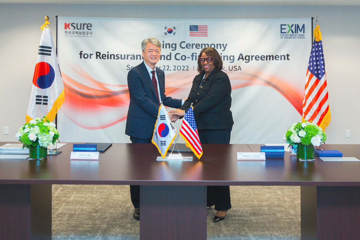 ▲인호 한국무역보험공사 사장(왼쪽)이 22일 미국 뉴욕에서 열린 미국 수출입은행과의 재보험 협정 체결식에서 레타 조 루이스 미 수출입은행장과 기념촬영을 하고 있다. (사진=한국무역보험공사 제공)
