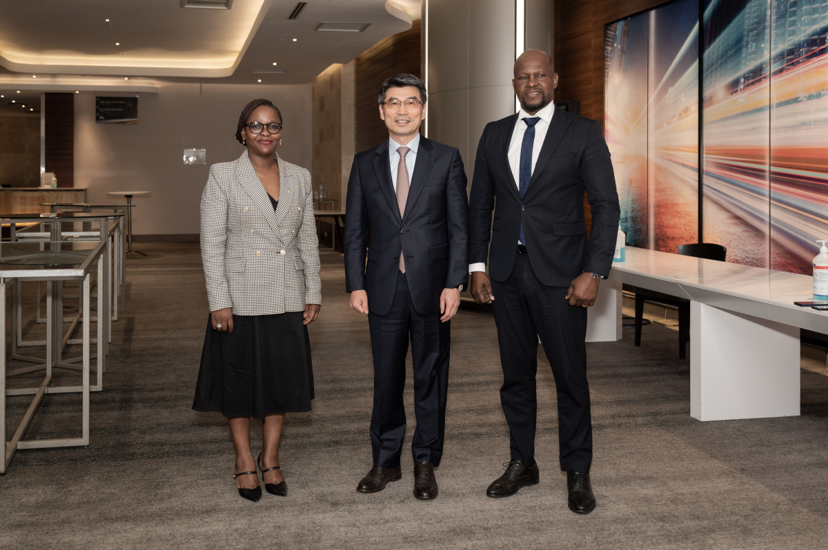 ▲20일 모잠비크공화국 수도 마푸투에 위치한 오찬장소에서 기아 송호성 사장(사진 가운데)이 엘데비나 마테룰라(Eldevina Materula) 모잠비크 문화관광부 장관(사진 왼쪽), 질베르토 멘데스(Gilberto Mendes) 스포츠사무국장(사진 오른쪽)과 함께 기념사진을 촬영하고 있다. (사진제공=현대차그룹)