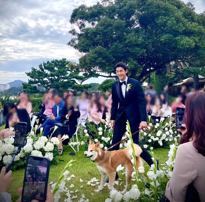 ▲이기우와 반려견 테디. (출처=이기우 반려견 테티 SNS)