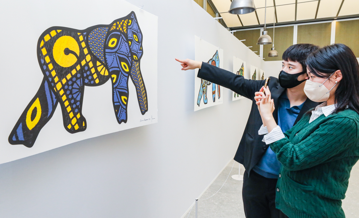 ▲25일 오전 서울 양천구 현대백화점 목동점 7층 글라스하우스에서 고객들이 '탄자니아의 이보' 전시를 관람하며 기념사진을 촬영하고 있다. (사진제공=현대백화점)