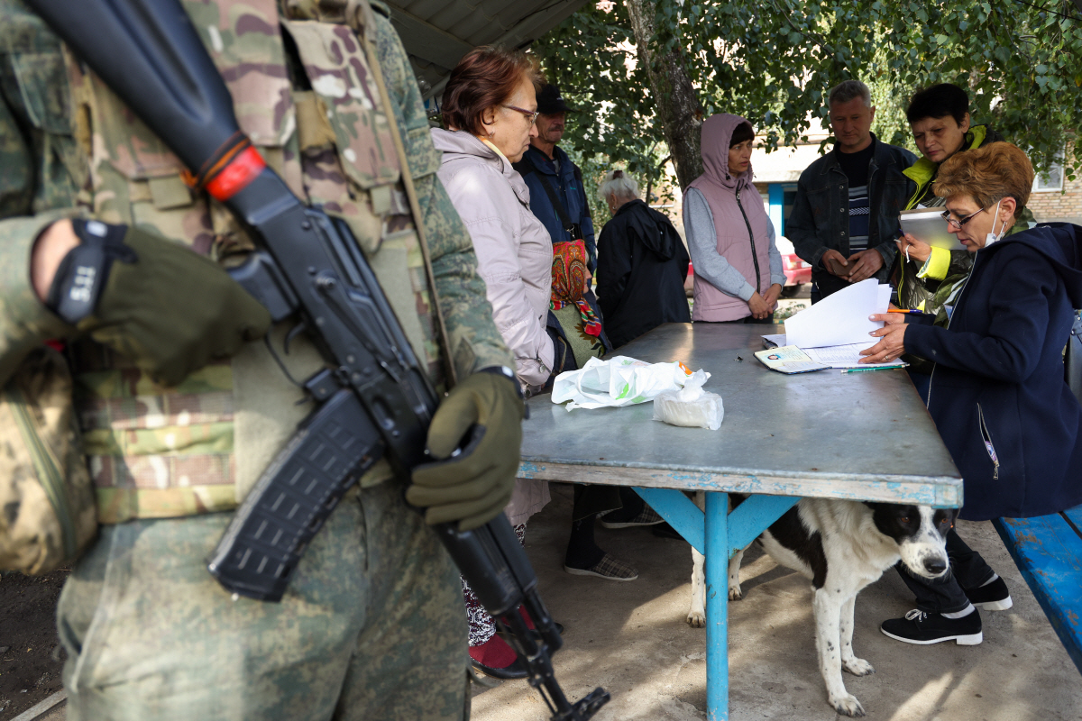 ▲우크라이나 자칭 도네츠크 인민공화국의 야외 투표소에서 24일(현지시간) 주민들이 합병투표를 하고 있다. 도네츠크/타스연합뉴스