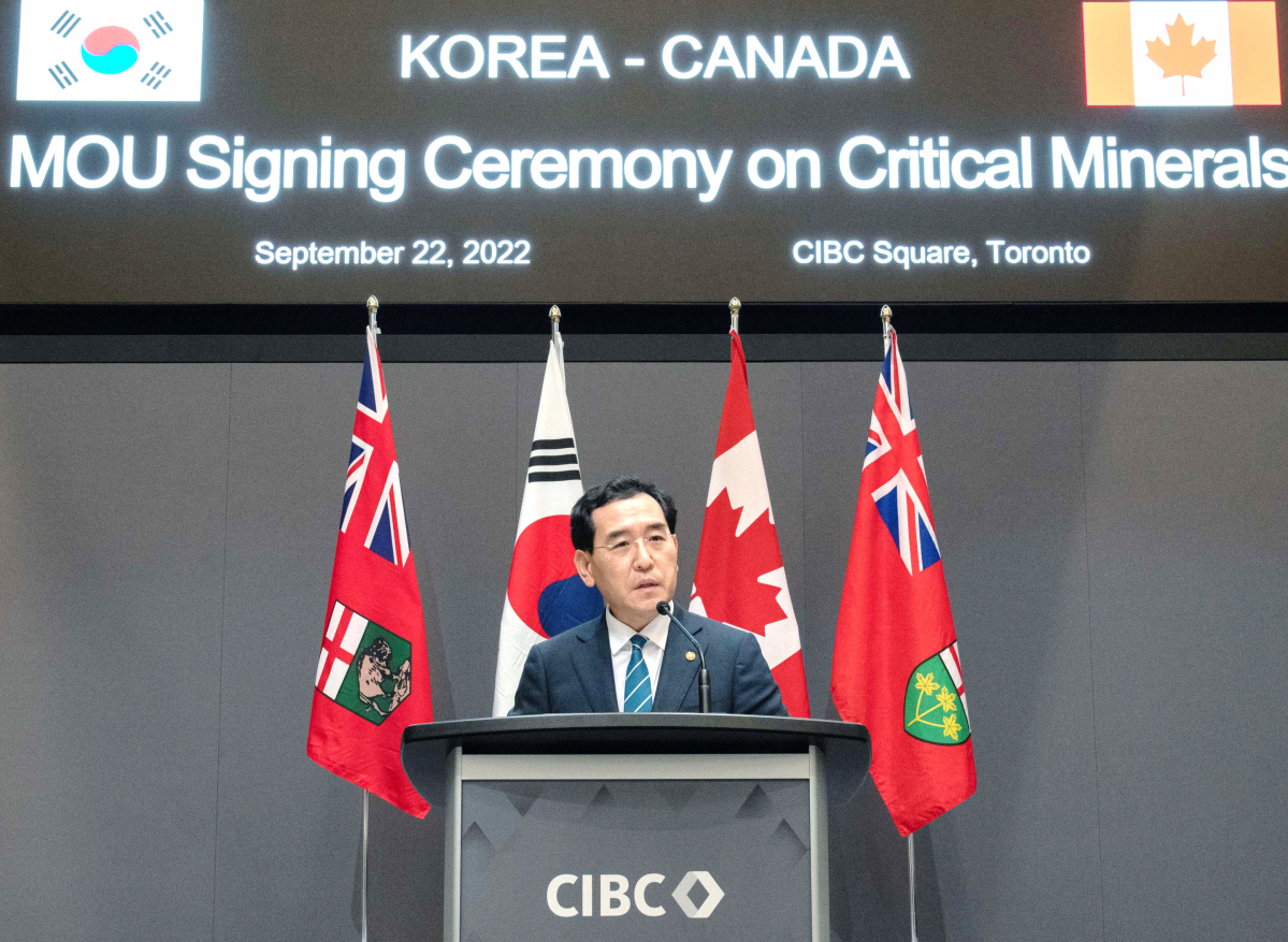 ▲이창양 산업통상자원부 장관이 22일(현지시간) 캐나다 토론토 CIBC 스퀘어에서 열린 '한국-캐나다 간 핵심광물 협력 MOU 체결식'에 참석해 축사를 하고 있다. (사진=산업통상자원부 제공)