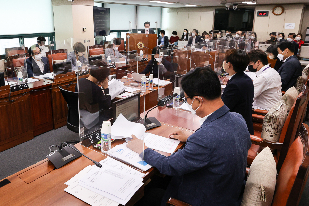 ▲서울시의원들이 20일 오전 서울 종로구 서울시의회 문화체육관광위원회 회의실에서 서울특별시 미디어재단 TBS 설립 및 운영에 관한 조례 폐지 조례안을 논의하고 있다.  (연합뉴스)