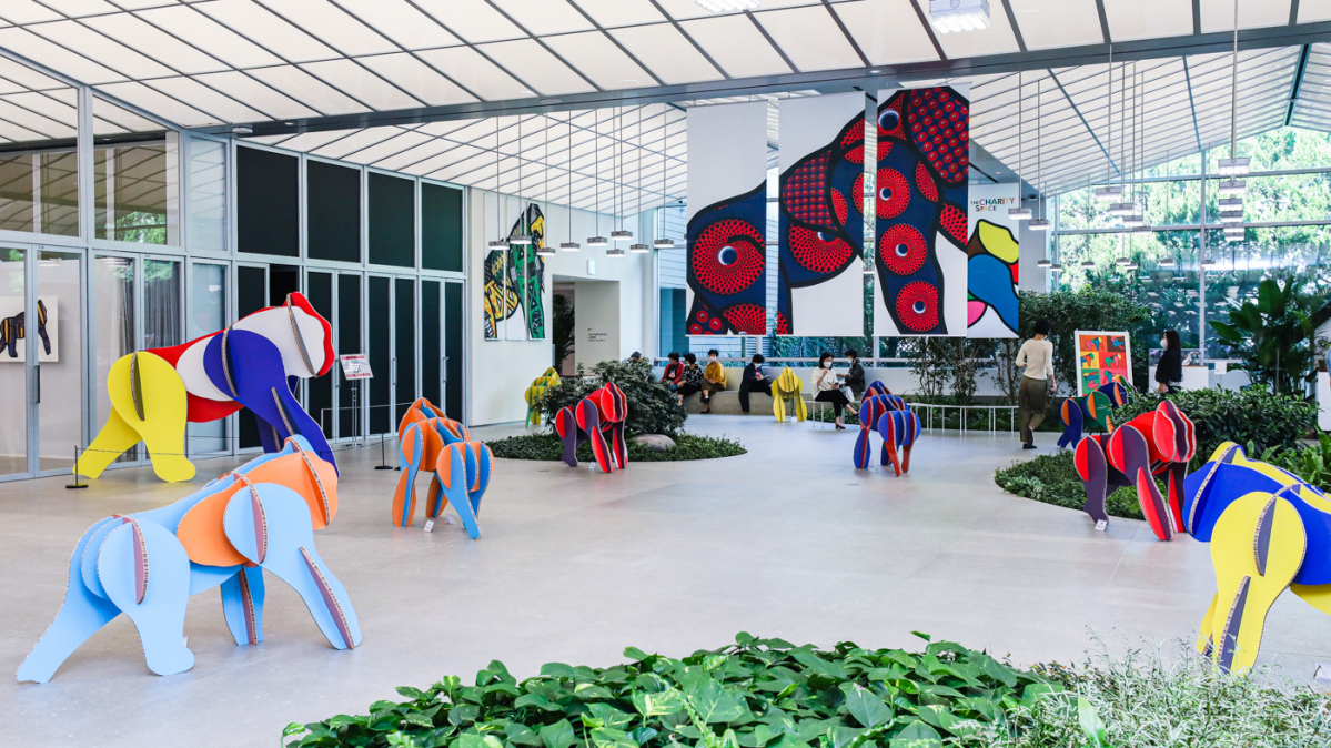 ▲서울 양천구 현대백화점 목동점 7층 글라스하우스에서 고객들이 '탄자니아의 이보' 전시를 관람하며 기념사진을 촬영하고 있다. (현대백화점)