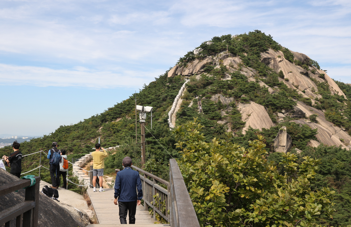 ▲26일 오후 서울 인왕산 산책로 전경. (연합뉴스)