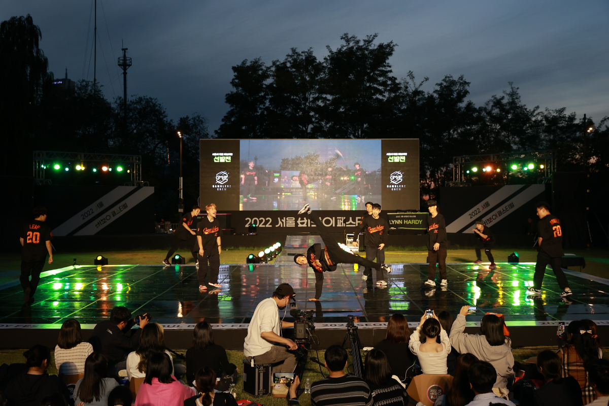 ▲지난 24일 서울 용산구 노들섬에서 열린 '2022 서울비보이페스티벌'에서 겜블러크루가 서울시비보이단 선발전 공연을 선보이고 있다.  (연합뉴스)
