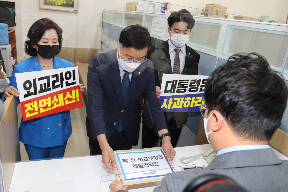 ▲더불어민주당 위성곤 원내정책수석부대표(가운데)와 이수진(왼쪽)·오영환 원내대변인이 27일 국회에서 열린 의원총회를 마친 뒤 박진 외교부 장관 해임안을 의안과에 제출하고 있다. (연합뉴스)