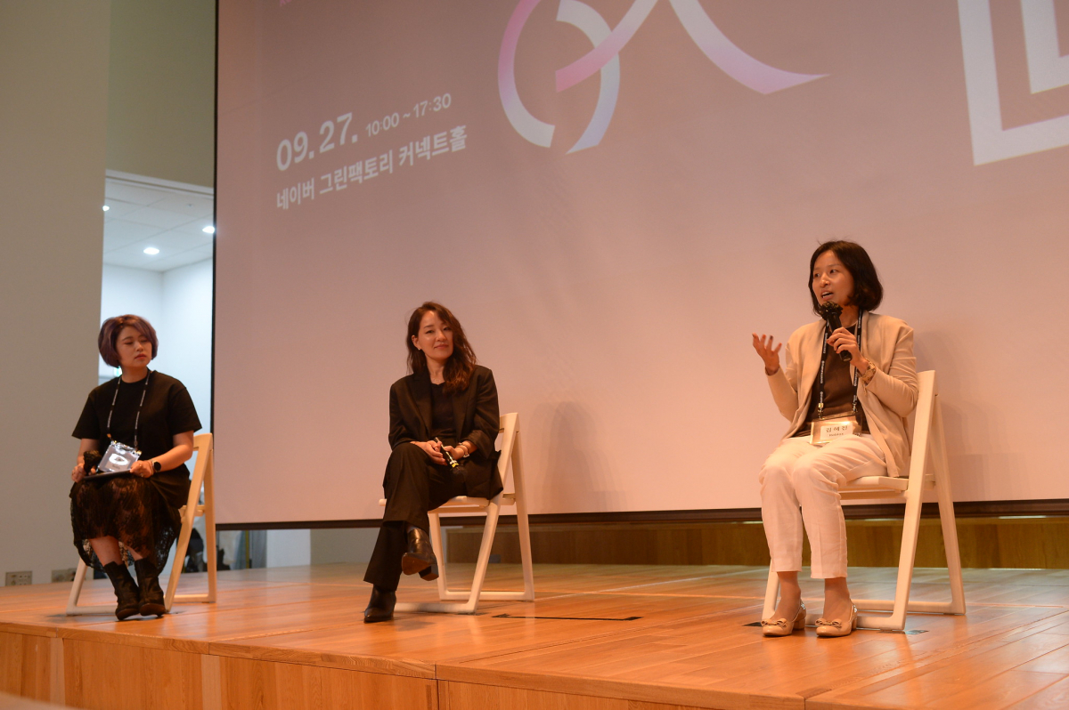 ▲임효진 엔비디아 디자이너(왼쪽부터), 곽수정 메타 뮤직 에디터, 김혜진 로블록스 PM이 27일 성남 네이버 그린팩토리 커넥트홀에서 열린 ‘실리콘 밸리의 한국인’ 행사에서 실리콘 밸리에서의 커리어를 주제로 이야기를 나누고 있다. (사진제공=스타트업얼라이언스)