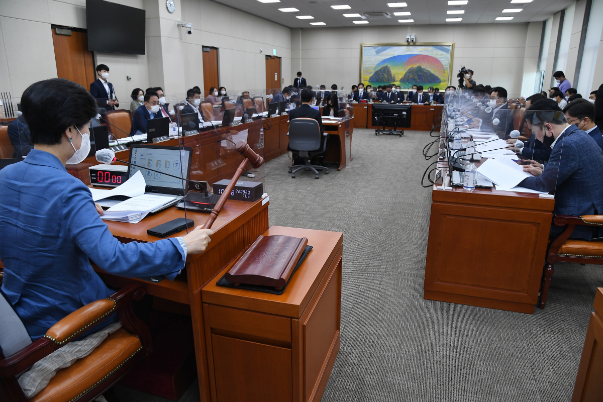 ▲[서울=뉴시스] 전진환 기자 = 백혜련 정무위원장이 20일 국회에서 열린 정무위원회 전체회의를 주재하고 있다. (공동취재사진) 2022.09.20.  photo@newsis.com