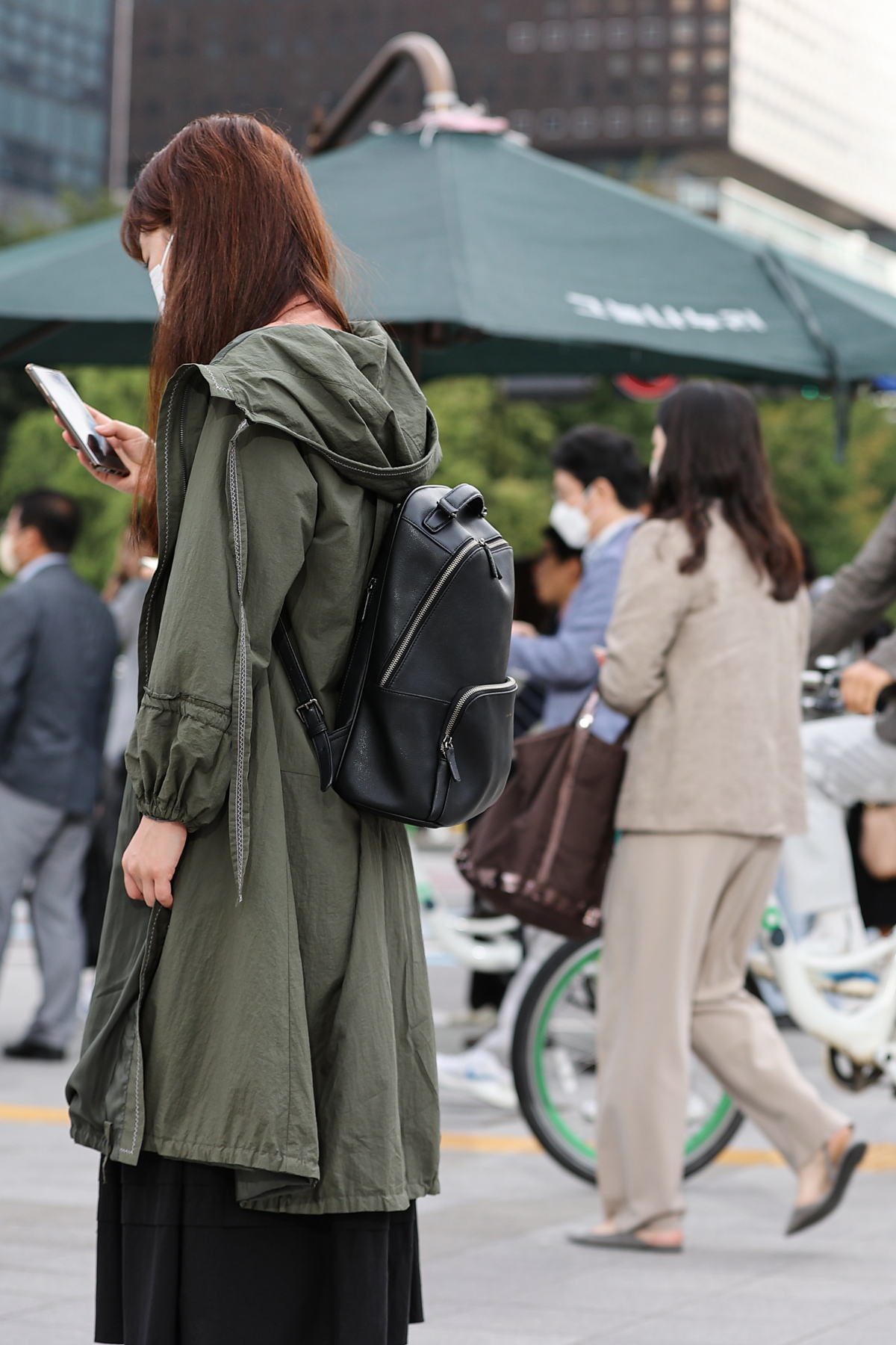 ▲27일 수요일에는 아침 기온이 최저 11도까지 떨어지면서 쌀쌀한 날씨가 예상된다. 사진은 서울 종로구 광화문역 인근에서 겉옷을 입은 시민들이 신호를 기다리는 모습. (연합뉴스)