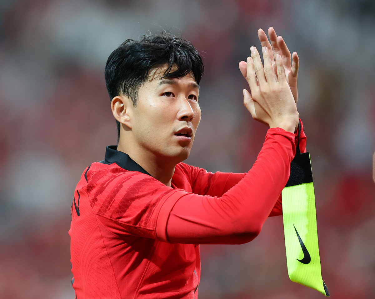 ▲손흥민 선수가 27일 서울월드컵경기장에서 카메룬 축구 대표팀과의 평가전이 끝나고 나서 팬들을 향해 인사하고 있다. 연합뉴스 
