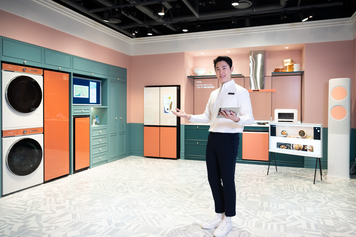 ▲삼성전자 모델이 서울 논현동에 위치한 삼성 디지털프라자 강남본점에서 '스마트싱스 홈 라이프' 체험존을 소개하고 있다. (사진제공=삼성전자)