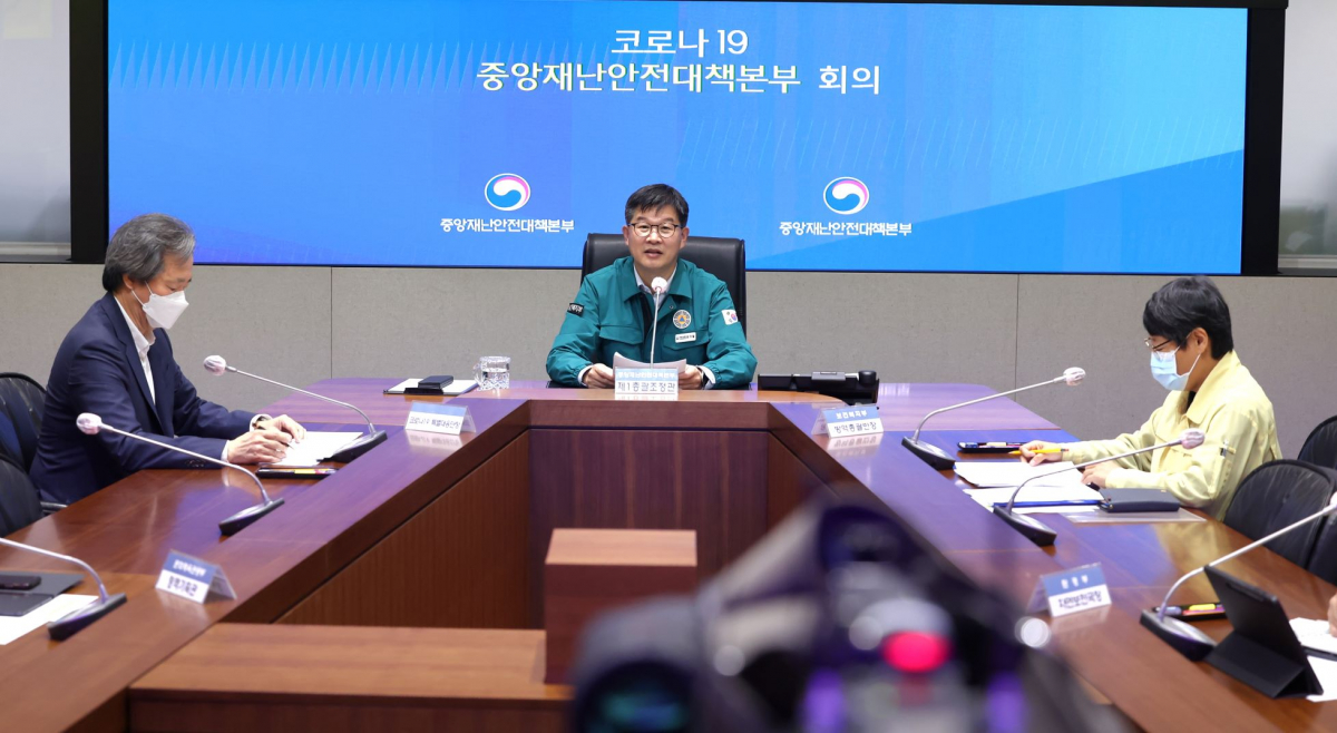 ▲이기일 코로나19 중앙재난안전대책본부 1총괄조정관(보건복지부 2차관)이 28일 정부서울청사에서 중대본 회의를 주재하고 모두발언을 하고 있다. (사진제공=보건복지부)