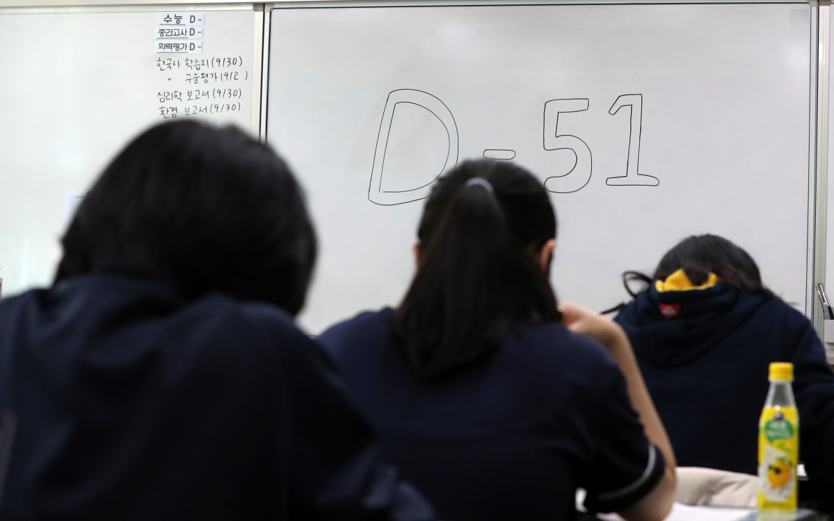 ▲2023학년도 대학수학능력시험을 50여일 앞둔 27일 부산 사하구 부산여고 3학년 교실에서 수험생들이 자율학습을 하고 있다.  (뉴시스)