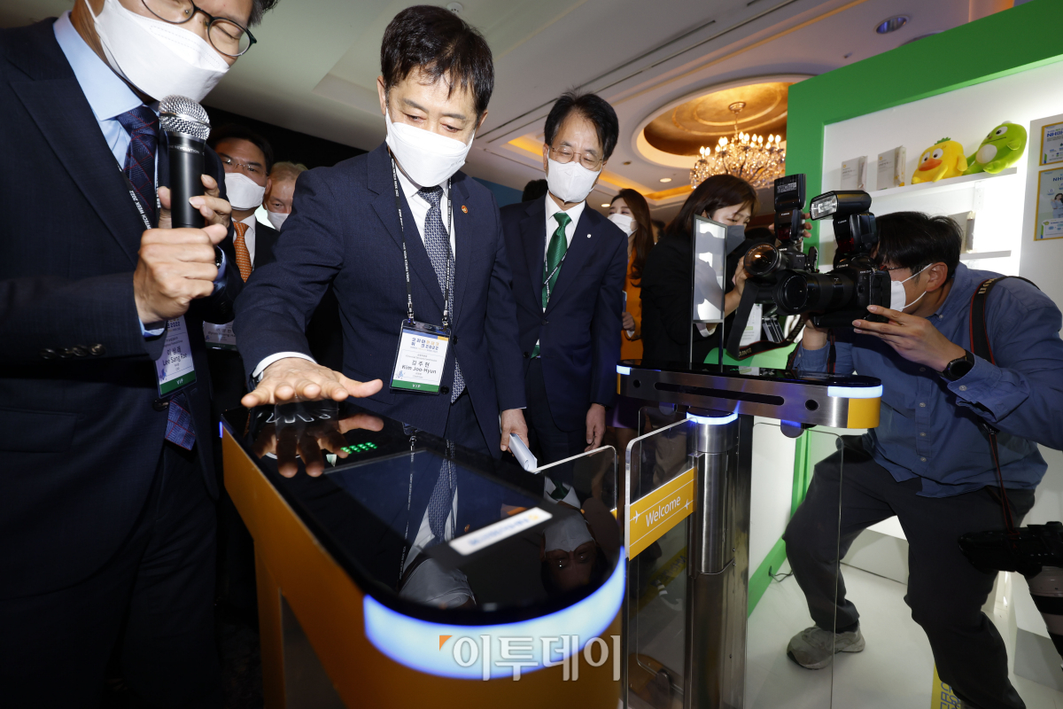 ▲김주현 금융위원장이 28일 서울 중구 롯데호텔에서 열린 '코리아 핀테크 위크 2022' 개막 행사를 마치고 농협은행 전시 부스를 찾아 체험을 해보고 있다. (조현호 기자 hyunho@)