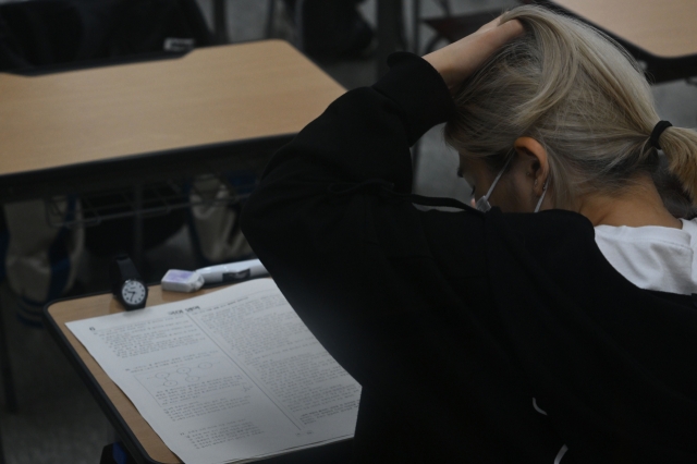 ▲지난달 31일 서울 마포구 종로학원 강북본원에서 수험생이 수능 모의평가를 보고 있다. (연합뉴스)