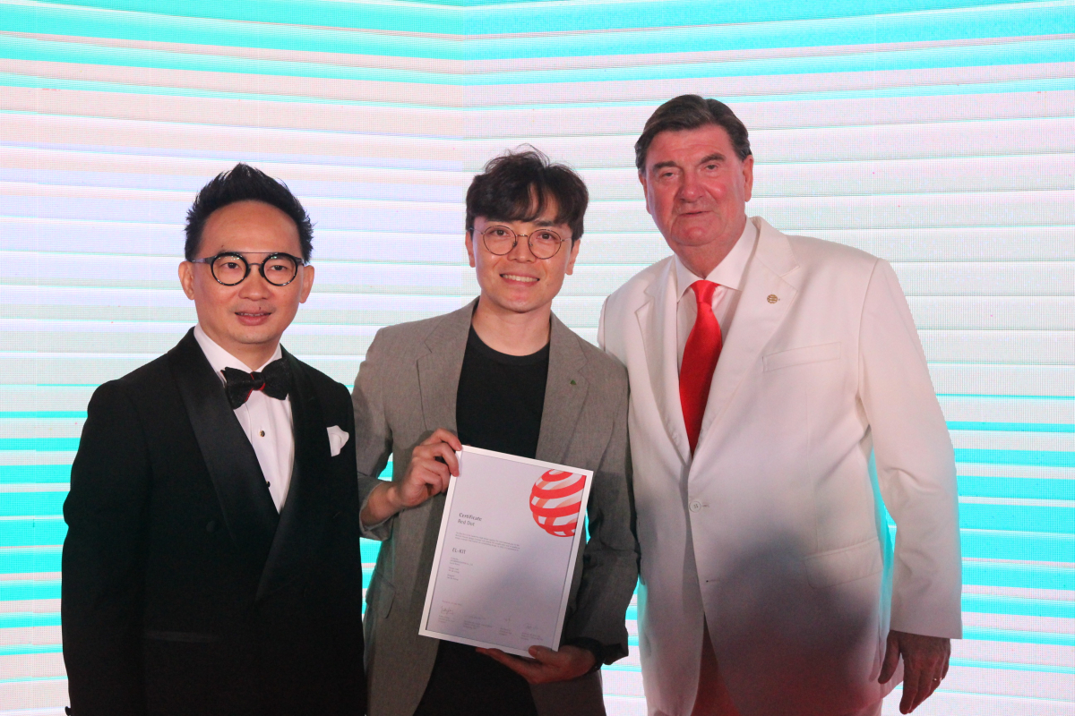 ▲지난 27일 싱가포르에서 열린 2022 레드닷 디자인 어워드 시상식에서 컨셉 부문 아키텍처 분야 본상(Winner)을 수상한 임다행 현대엘리베이터 디자인연구소 매니저(가운데)가 시상자들과 기념 촬영하고 있다.  (사진제공=현대엘리베이터)