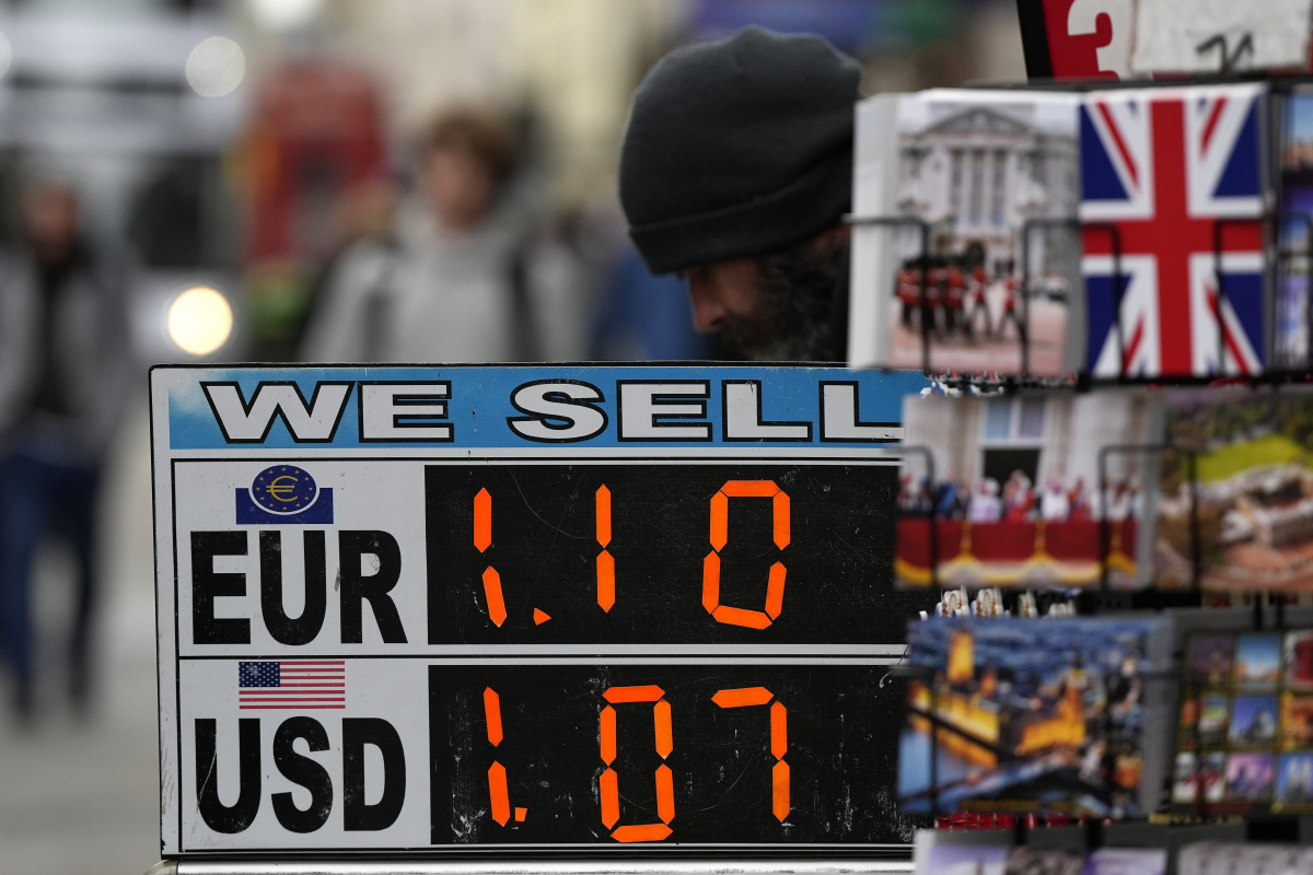▲영국 런던 환전소에 유로와 달러 가격이 표시돼 있다. 런던/AP연합뉴스