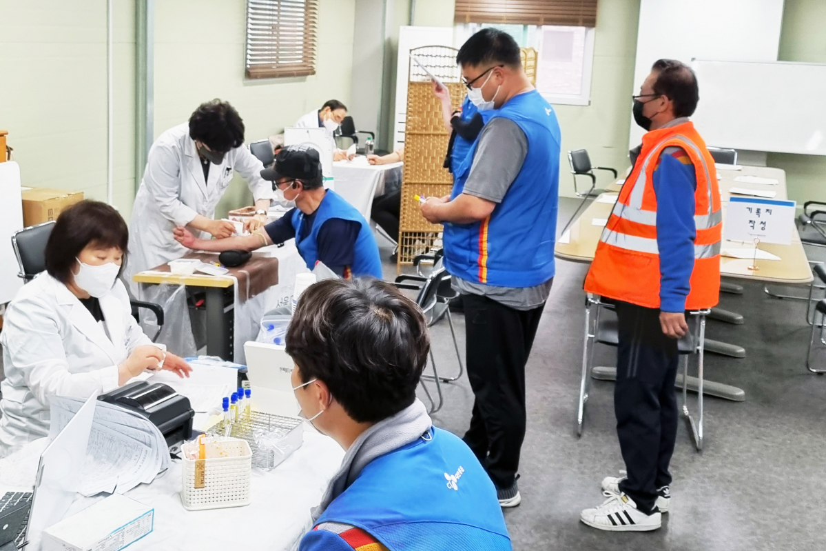 ▲CJ대한통운 택배기사들이 택배 서브터미널에서 건강검진 서비스를 받고있다. (사진제공=CJ대한통운)