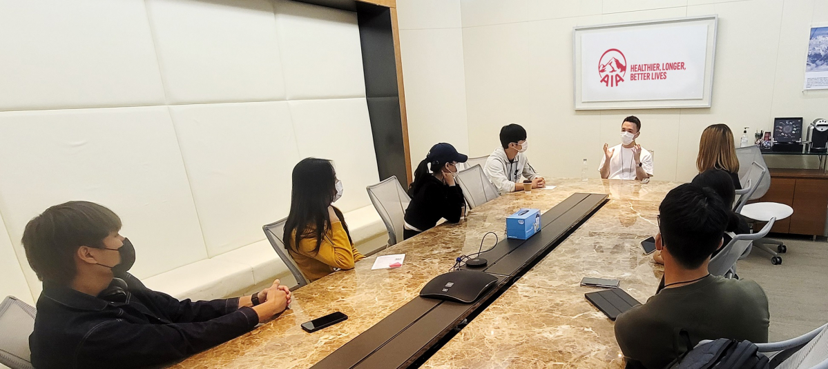 ▲AIA 생명이 자립청년들을 위해 주최한 '그루터기 토크콘서트'에서 진로 멘토링을 진행하고 있다. (사진제공=AIA생명)