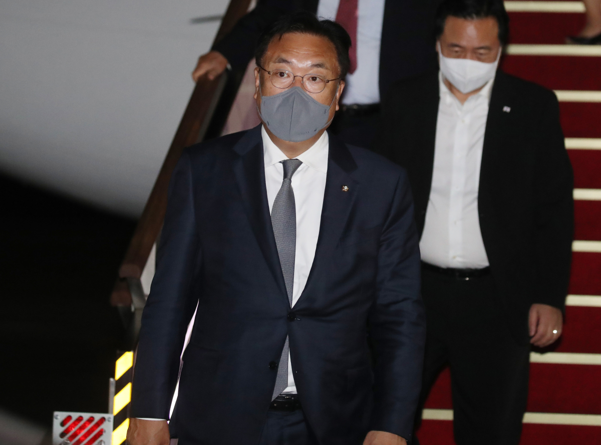 ▲[성남=뉴시스] 김명원 기자 = 정진석 국회부의장이 28일 경기 성남 서울공항에 방일을 마치고 도착하고 있다. 2022.09.27. kmx1105@newsis.com