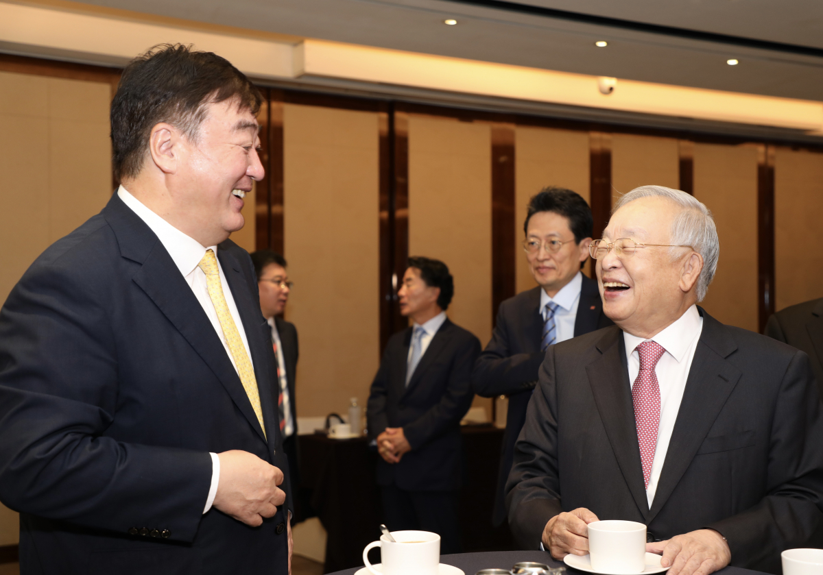 ▲손경식 경총 회장(오른쪽)이 싱하이밍 주한중국대사와 환담을 나누고 있다. (제공=한국경영자총협회)