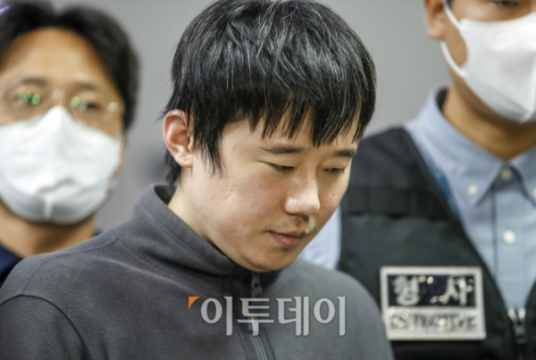 ▲올해 9월 21일 검찰로 송치되는 '신당역 살인사건' 피의자 전주환. (이투데이DB)