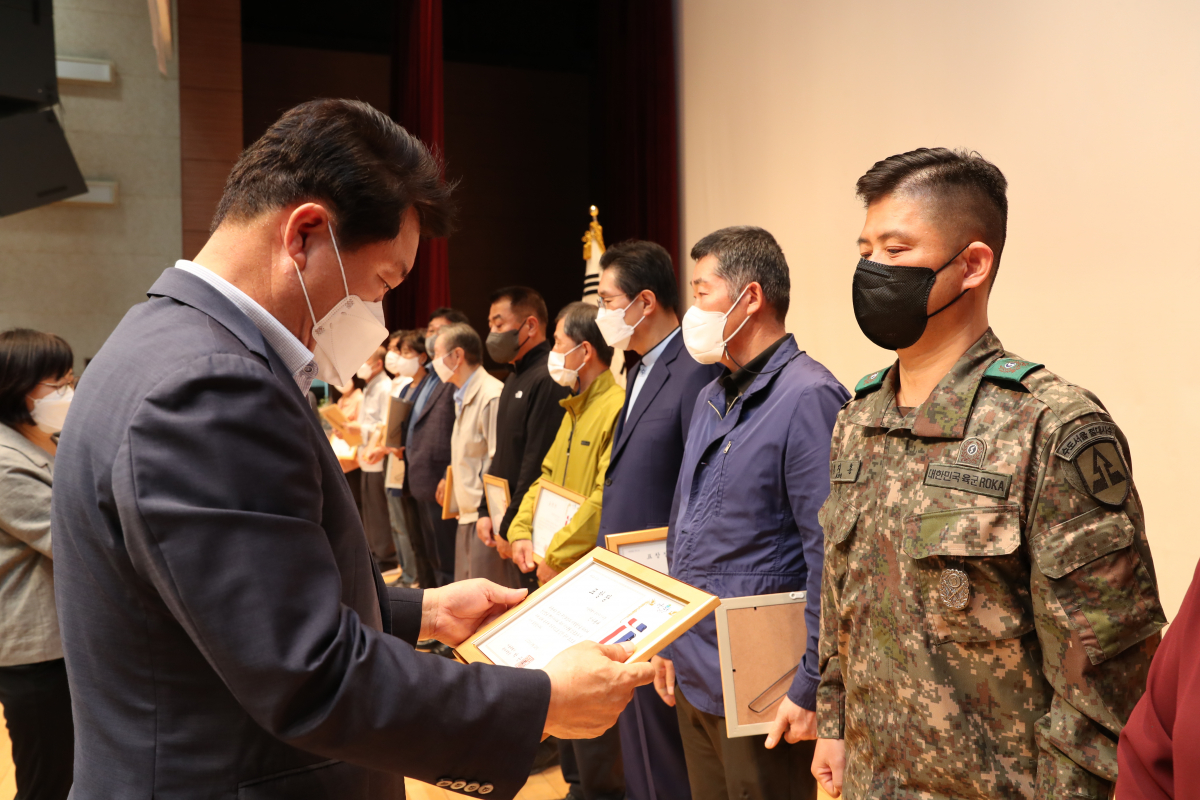 ▲유공 구민에게 표창장을 수여하고 있는 박준희 관악구청장. (사진제공=관악구)