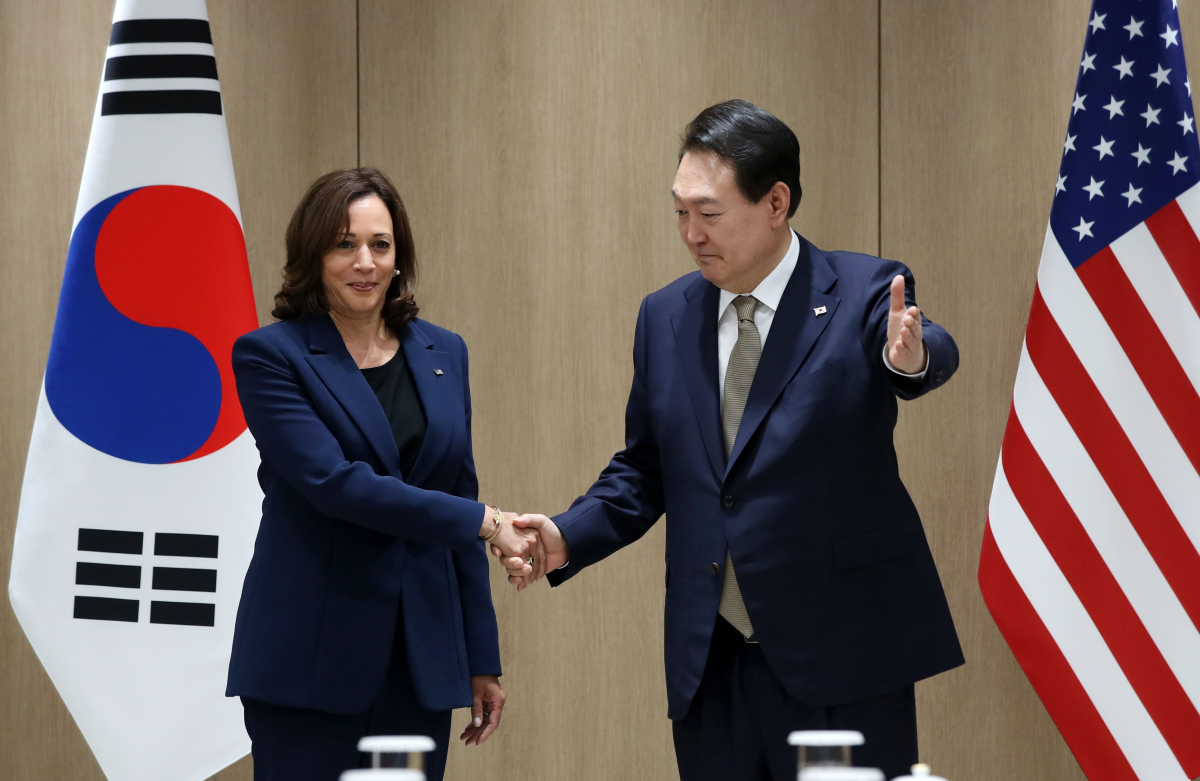 ▲윤석열 대통령이 29일 서울 용산 대통령실 청사에서  방한한 카멀라 해리스 미국 부통령과 만나 기념촬영을 하고 있다. 대통령실통신사진기자단    jeong@yna.co.kr/2022-09-29 12:04:40/<저작권자 ⓒ 1980-2022 ㈜연합뉴스. 무단 전재 재배포 금지.>