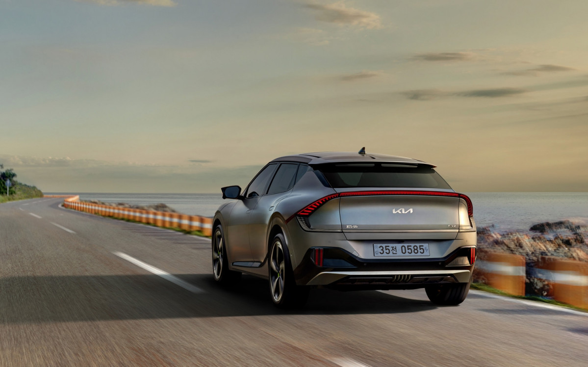 ▲고성능에 걸맞게 다양한 첨단 주행안전장치를 추가했다. 그랜드 투어러를 위한 GT 모드와 함께 뒷바퀴에 힘을 더 보태 즐거운 드라이빙을 체험할 수 있는 드리프트 모드를 고를 수 있다. (사진제공=기아)