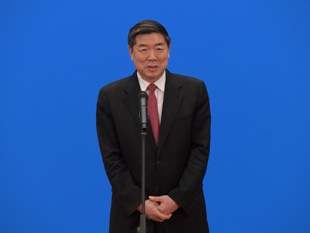 ▲허리펑 국가발전개혁위원회(발개위) 주임이 2020년 5월 22일(현지시간) 베이징에서 열린 13차 전국인민대표대회 3차 연례회의 개회식 이후 화상 형태로 인터뷰를 하고 있다. 베이징/신화뉴시스