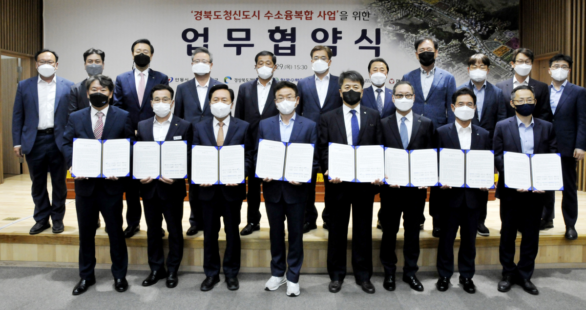 ▲업무협약식이 끝나고 정형락 두산퓨얼셀 사장(앞줄 왼쪽 여섯째)이 참석자들과 기념사진을 촬영하고 있다. (사진제공=두산퓨얼셀)