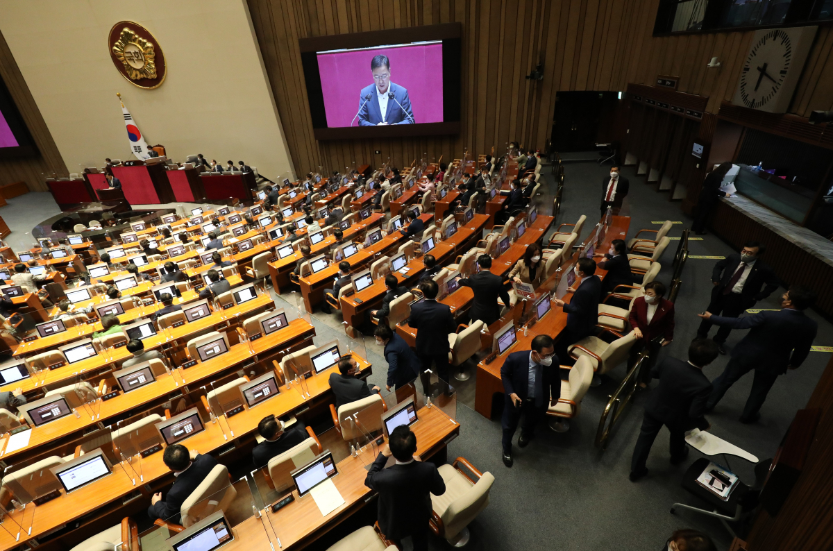 ▲국민의힘 의원들이 29일 국회에서 열린 본회의에서 박진 외교부 장관에 대한 해임건의안 상정에 항의하며 회의장을 나서고 있다. (연합뉴스)