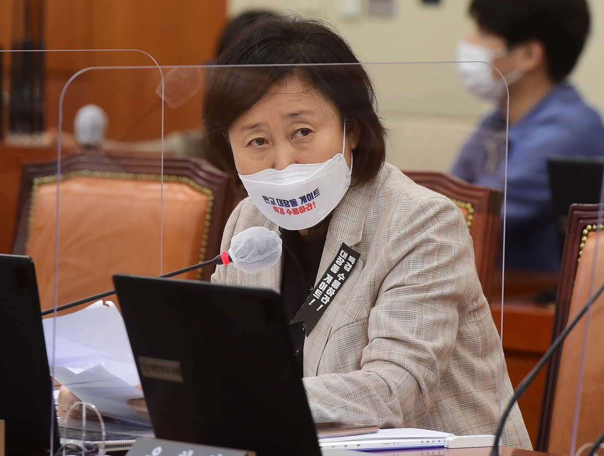 ▲윤주경 국민의힘 의원이 6일 서울 여의도 국회에서 열린 정무위원회의 금융위원회 국정감사에서 고승범 금융위원장에게 질의하고 있다. (공동취재사진) 