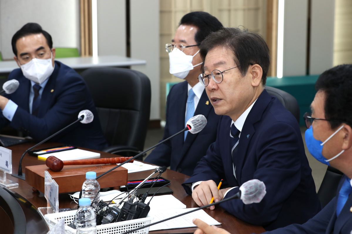 ▲이재명 더불어민주당 대표가 30일 오전 전남 무안군 전남도청 서재필실에서 열린 현장 최고위원회의에서 발언하고 있다.