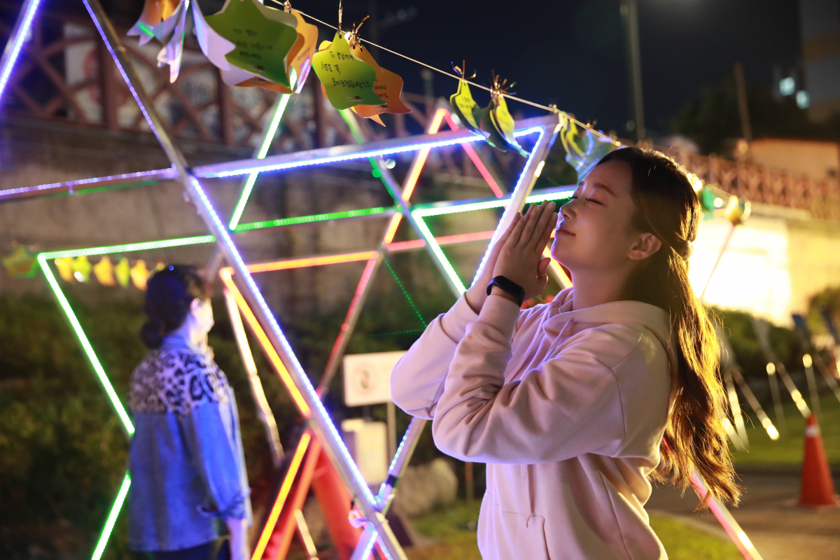 ▲관악강감찬 축제 소원별터널에서 소원을 빌고 있는 주민. (자료제공=관악구)