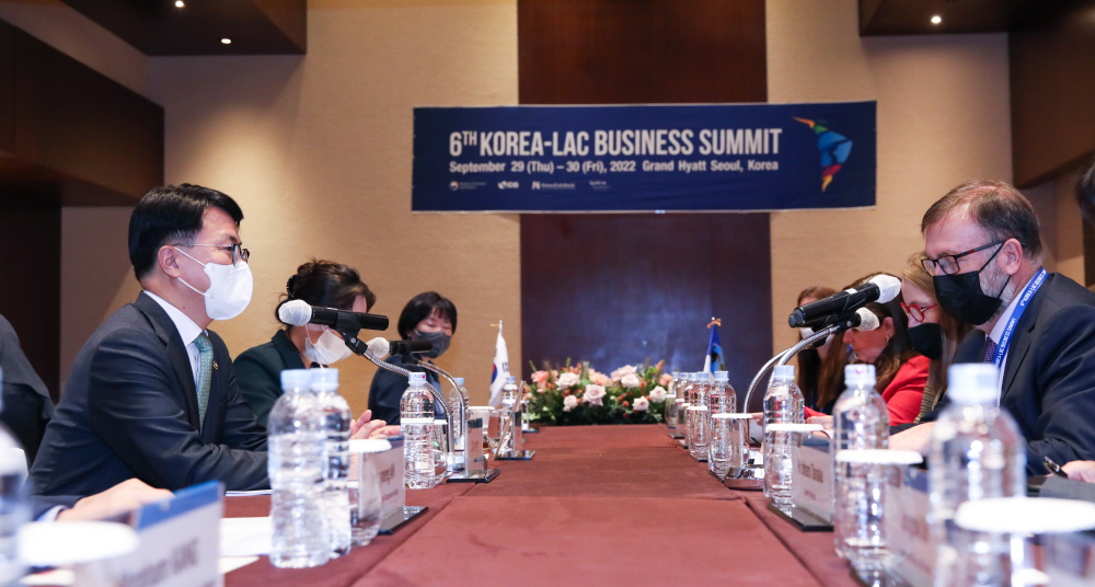 ▲조주현 중소벤처기업부는 차관은 30일 IDB 베닝뇨 로페즈 베니테스 부총재와 고위급 양자면담을 갖고 한국과 중남미 간 중소벤처기업 협력을 지원하기로 했다. (사진제공=중소벤처기업부)