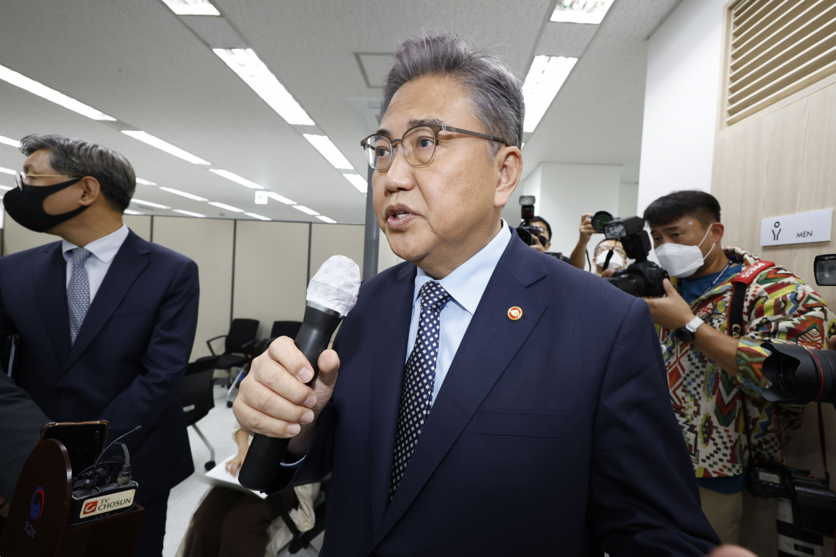 ▲외교부 장관 해임건의안이 국회 본회의를 통과한 가운데 박진 외교부 장관이 30일 오전 서울 종로구 정부서울청사 별관 외교부 기자실에서 취재진의 질문에 답하고 있다. 이번 해임건의안은 역대 7번째 국무위원 해임건의이자 윤석열 정부 들어 첫 국무위원 해임건의안 가결이다. 조현호 기자 hyunho@