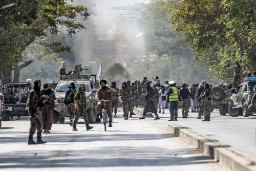 ▲아프가니스탄 수도 카불에 위치한 사원 근처에서 23일(현지시간) 폭발이 발생했다. 카불/AP연합뉴스
