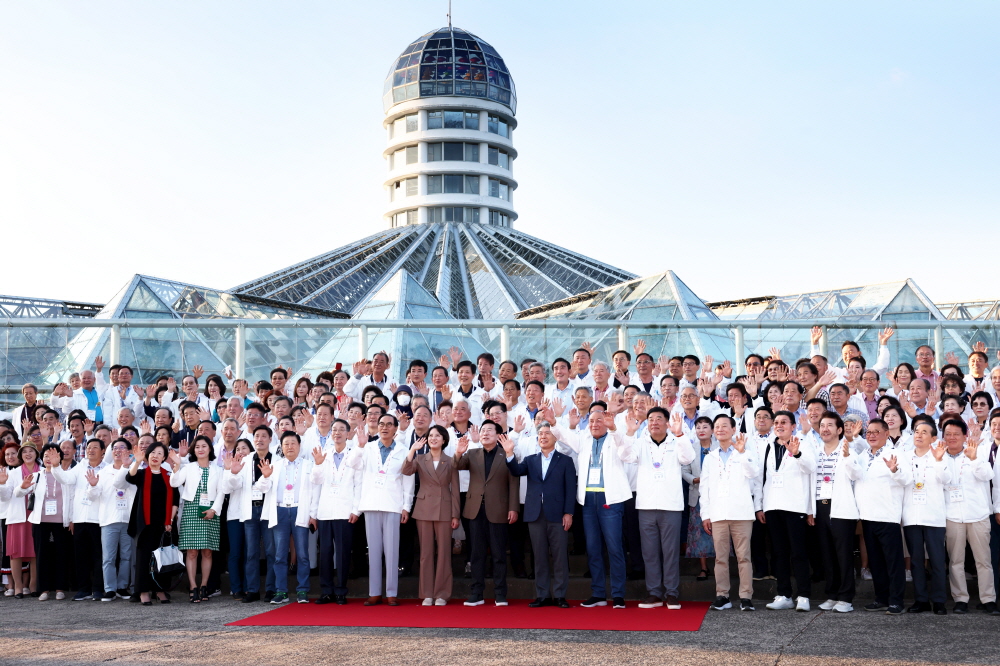 ▲이영 중소벤처기업부 장관과 김기문 중소기업중앙회장, 전국 중소기업인들이 지난 29일 제주 여미지 식물원에서 열린 '2022 중소기업 리더스포럼' 환송 만찬에서 기념촬영을 하고 있다. (사진제공=중소기업중앙회)