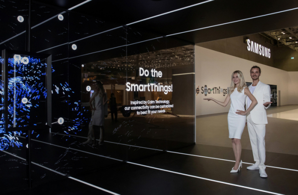 ▲IFA 2022가 열리는 메세 베를린(Messe Berlin)에 위치한 시티 큐브 베를린(City Cube Berlin) '삼성 타운'에서 삼성전자 모델이 전시장 입구 대형 LED를 통해 '스마트싱스 라이프를 경험하라' 전시 주제를 소개하고 있다.  (제공=삼성전자)