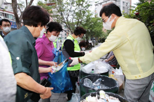▲정원오 성동구청이 주민들과 함께 재활용수거용품을 분리하고 있다. (자료제공=성동구)